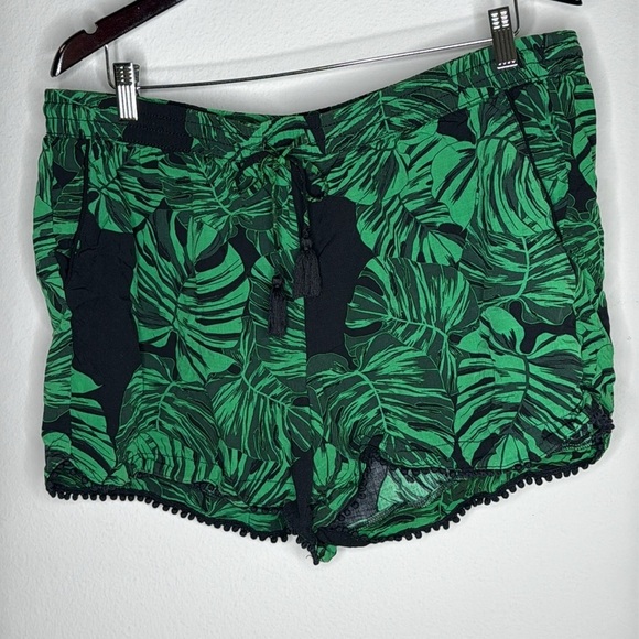 a.n.a Pants - a.n.a Lightweight Pull On Floral Print Women's Shorts Size XL in Green & Black